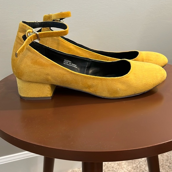 Yellow kitten heels ☀️ 🐱 👠 - Picture 2 of 3